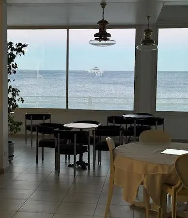 阿里亚纳酒店