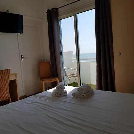 阿里亚纳酒店